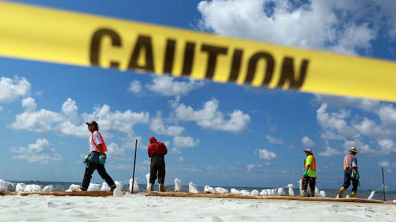 Workers at Orange Beach, Alabama following the Deepwater Horizon oil spill. Copyright: Joe Raedle/Thinkstock